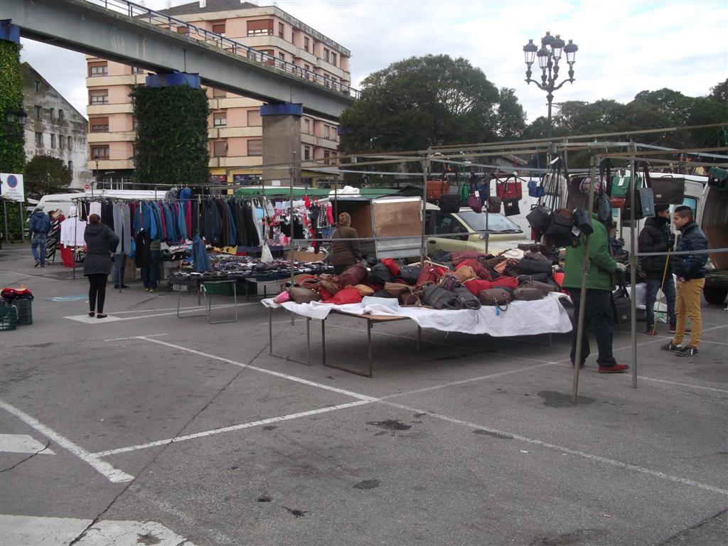 Vista de los puestos en el mercadillo de Navia