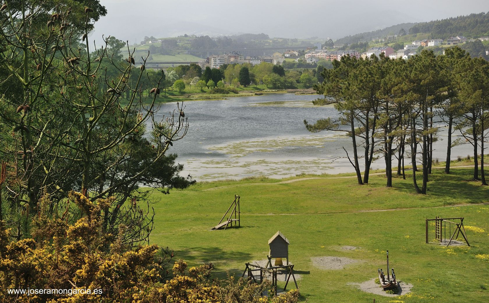 Zona verde playa Navia